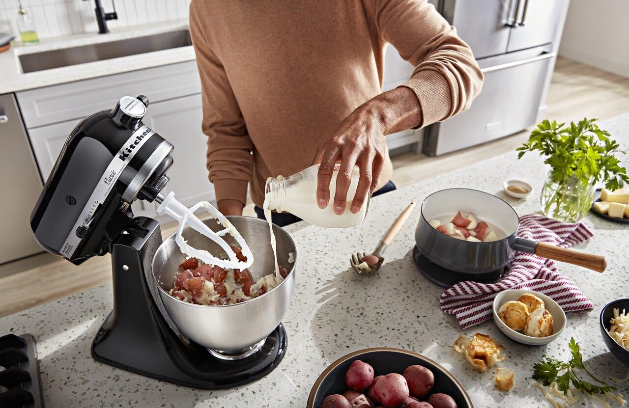 خلاط قائم بذاته من سلسلة KitchenAid Classic سعة 4.5 لتر برأس مائل 